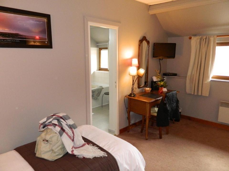 Logis - Auberge Du Colombier Guines Ruang foto
