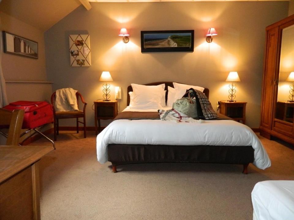 Logis - Auberge Du Colombier Guines Ruang foto
