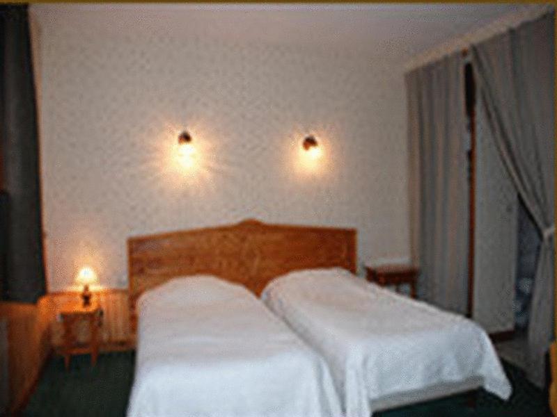 Logis - Auberge Du Colombier Guines Bagian luar foto